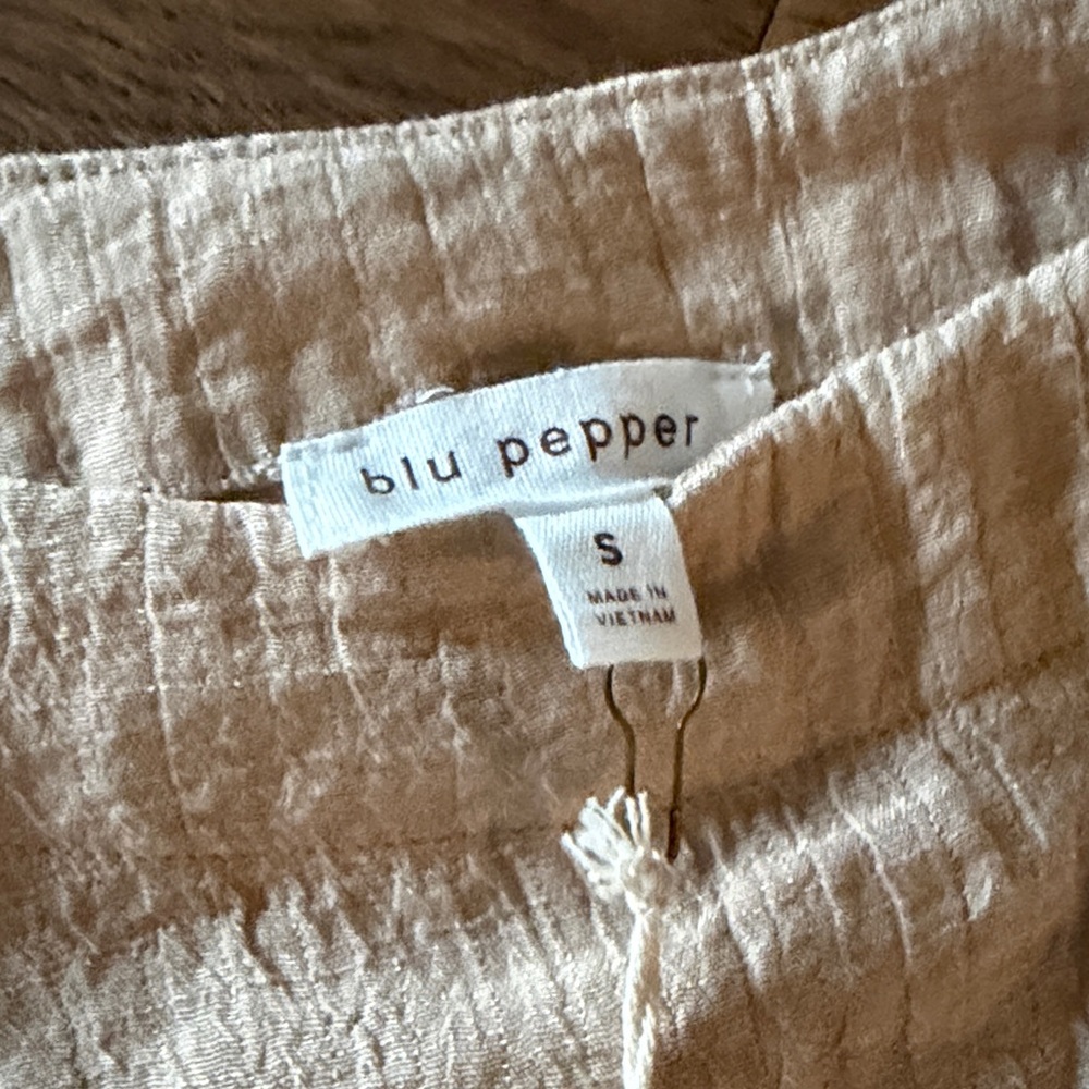 NWT Blu Pepper cropped Lenin Textured Tan Top